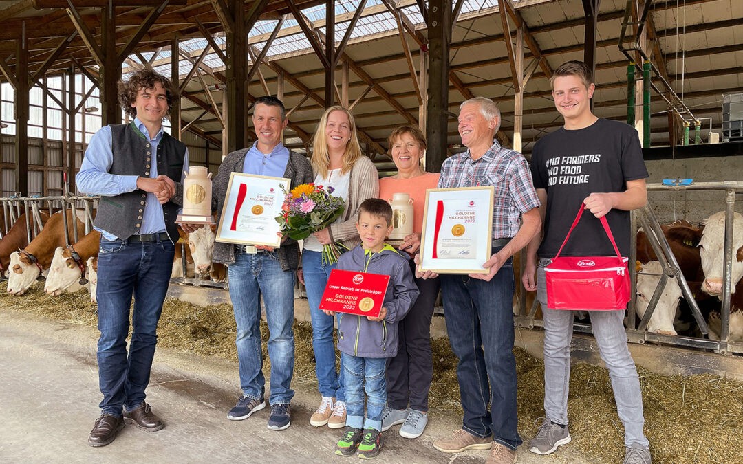 Zott verleiht Goldene Milchkanne an Milcherzeuger